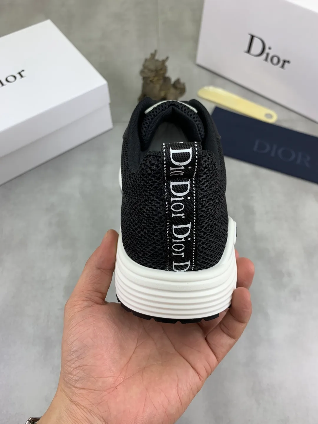 Men's Men's Shoes 💰P420 New Dior Chrono Fly Knit Shoes 2025 New B30 Series, in white and black fly knit series. Both sides are decorated with computer-printed CD logo, star patch on the tongue and Dior logo on the heel. Many details highlight the style. The interior is matched with the original color matching mesh, and the interior of the body is supported by low-temperature shaping sheets, and is filled with light feather cotton to keep the interior full and soft against the feet. The exclusive open-molded outsole adopts a one-piece molding process, so there is no need to worry about problems such as the opening and falling of sole decorative accessories. It is light and comfortable to wear, yet strong and wear-resistant. The two-color shoelaces are accessorized with exquisite metal five-pointed star pendants, creating a high-end, trendy and casual look at all times. Color: white black gray blue code number: 38-44